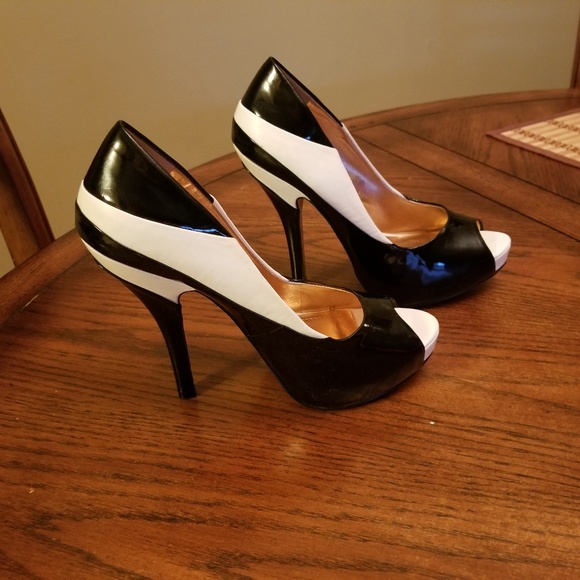 BCBGeneration Shoes - BCBG Black and White Pumps Size 9B/39